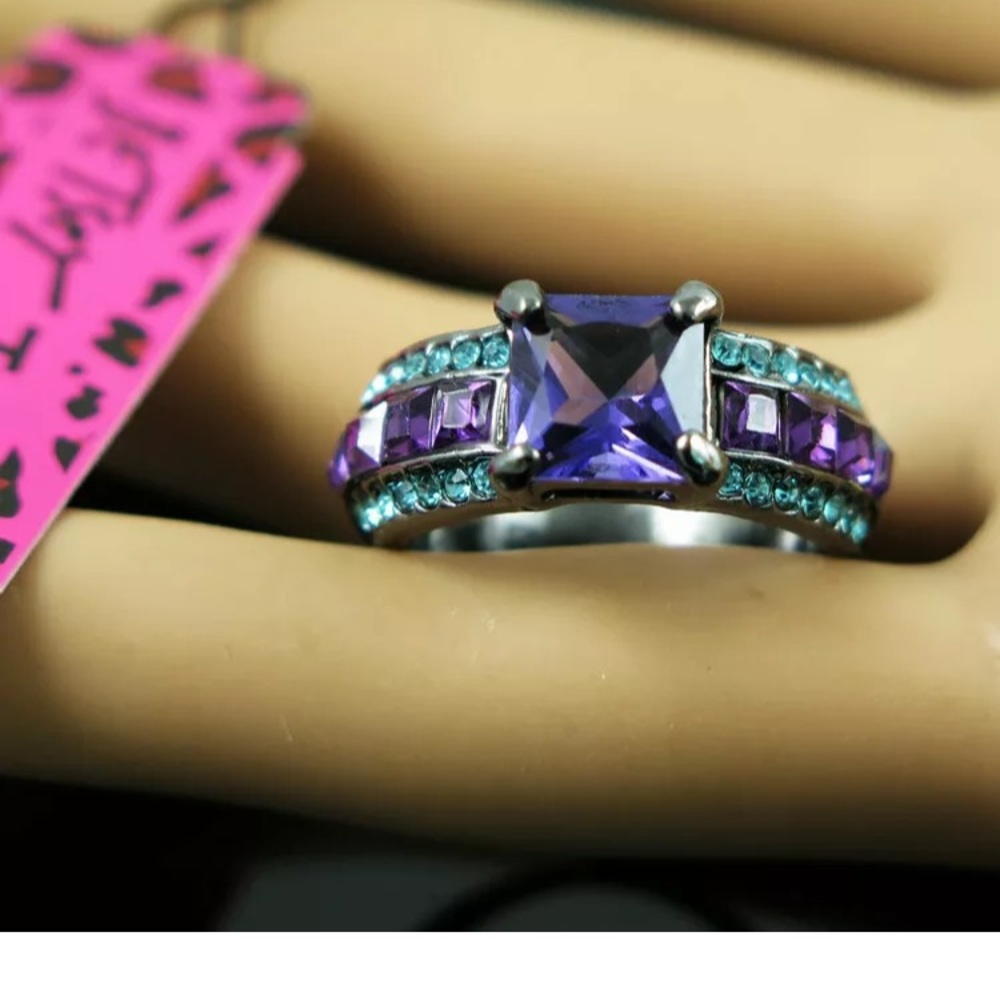 New! Betsey Johnson Fashion Ring! Size 8